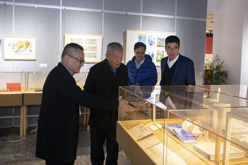 9.國(guó)家新聞出版廣電總局原副局長(zhǎng)、中國(guó)出版協(xié)會(huì)常務(wù)副理事長(zhǎng)鄔書林（左二）先生參觀展覽（李顯楊攝）.jpg