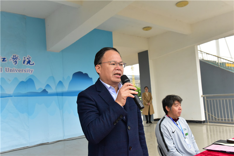 3廣西師范大學(xué)黨委常委、集團(tuán)公司黨委書記、董事長黃軒莊宣布比賽開幕（秦念  攝）.JPG