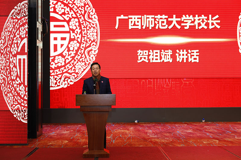 校長(zhǎng)賀祖斌講話.jpg