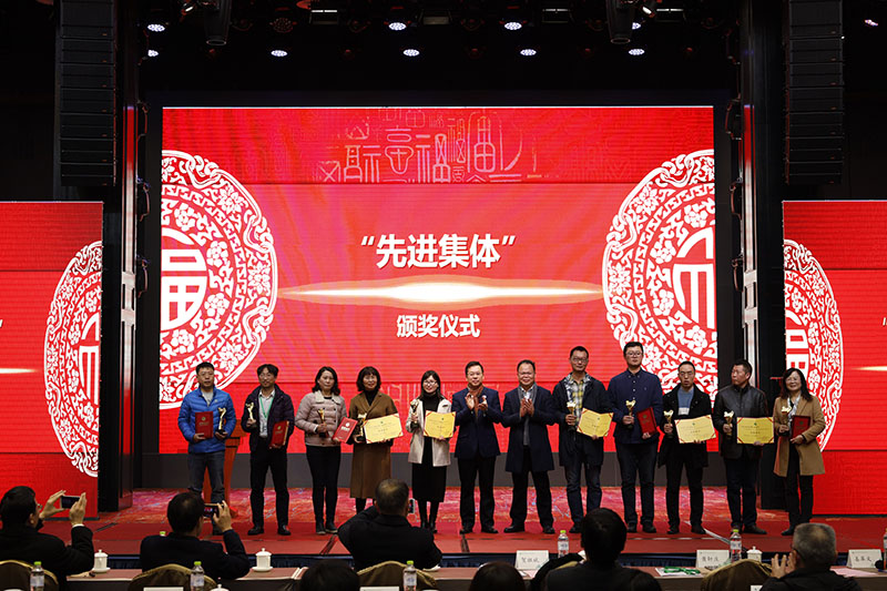 校長(zhǎng)賀祖斌，集團(tuán)公司黨委書(shū)記、董事長(zhǎng)黃軒莊為先進(jìn)集體頒獎(jiǎng).jpg