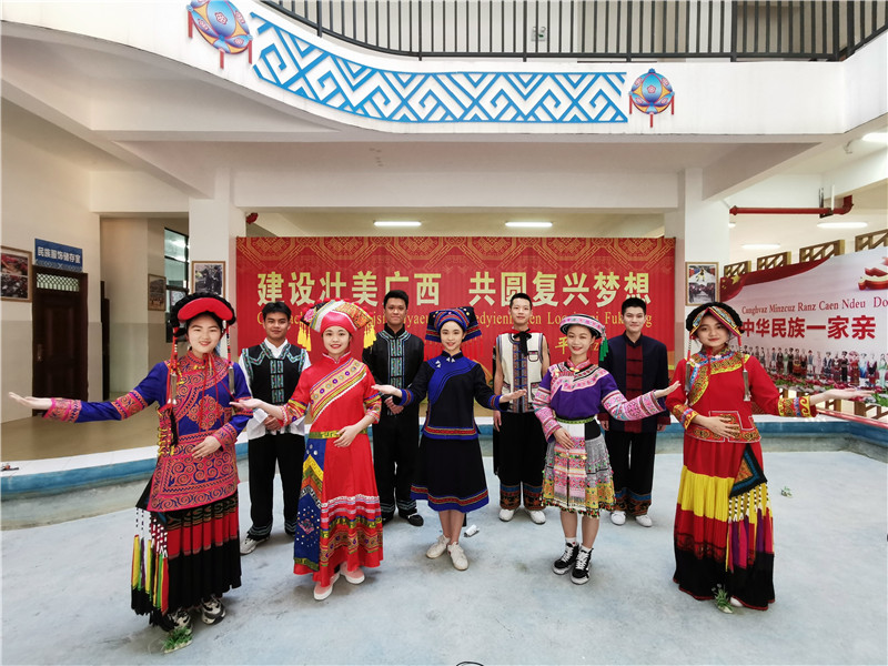 百色民族高級中學(xué)學(xué)生身穿少數(shù)民族服飾，分別用代表方言解讀詩歌《繡袈裟衣緣》（黃立情 攝）.jpg