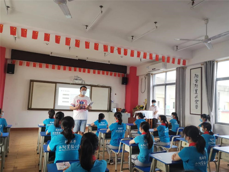 桂林市二附實(shí)驗(yàn)小學(xué)活動(dòng)負(fù)責(zé)人鄭韡鵬老師進(jìn)行開(kāi)場(chǎng)致辭.jpg