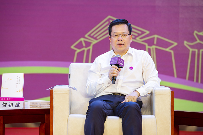 賀祖斌校長介紹《廣西鄉(xiāng)村振興戰(zhàn)略與實踐》編寫情況（李顯楊 攝）.jpg