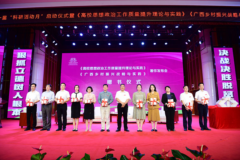5鄧軍書記為部分單位負(fù)責(zé)人贈送書籍（李顯楊 攝）.JPG