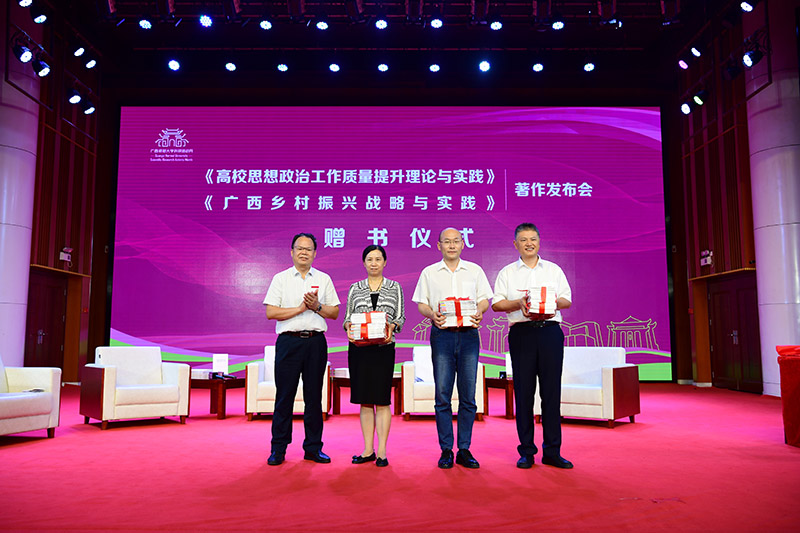 7出版社集團負(fù)責(zé)人為相關(guān)圖書館代表贈書（李顯楊 攝）.JPG