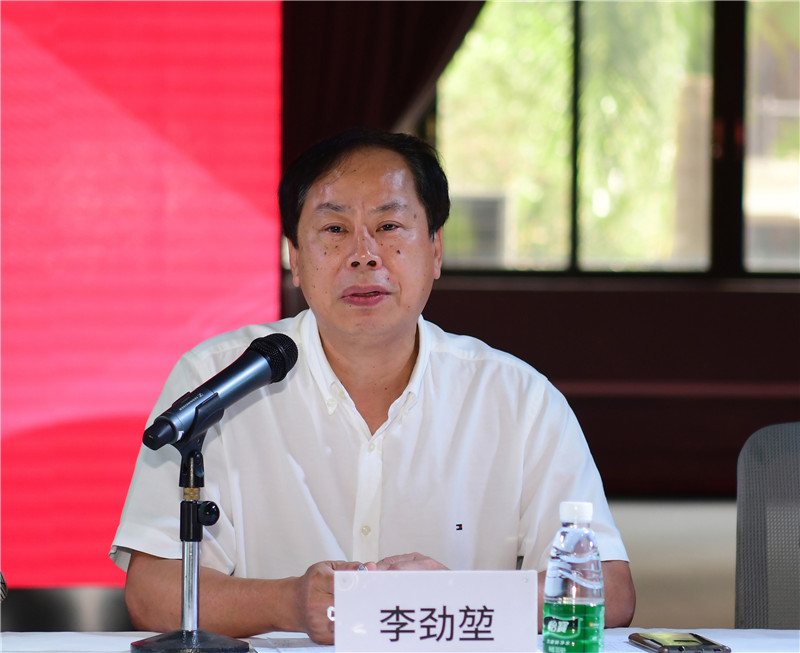 2中國美術(shù)家協(xié)會(huì)副主席、廣東省文聯(lián)主席、廣東省美術(shù)家協(xié)會(huì)主席、廣州美術(shù)學(xué)院院長李勁堃致辭（秦念 攝）.JPG